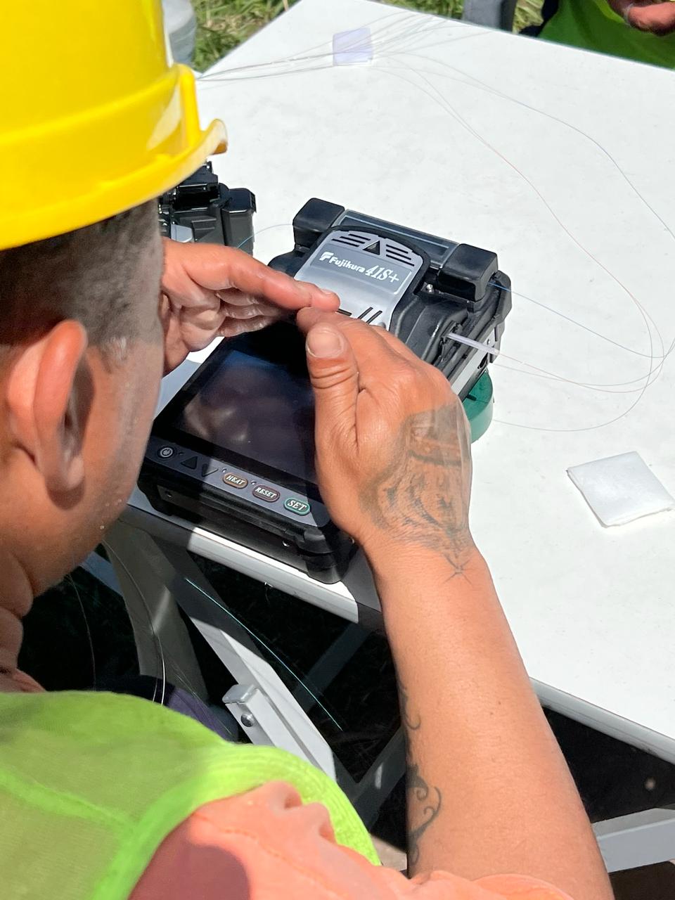 Técnico operando fusionadora óptica Fujikura