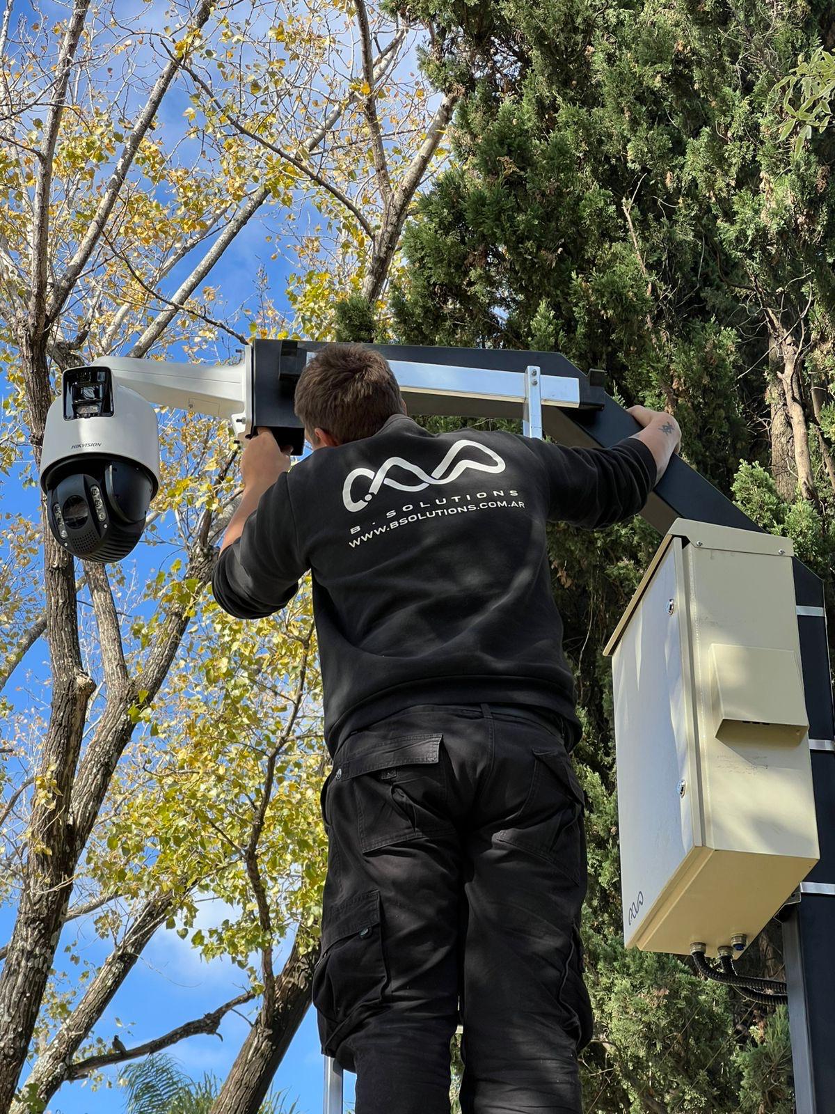 Equipo de B Solutions en obra de tendido en barrio privado