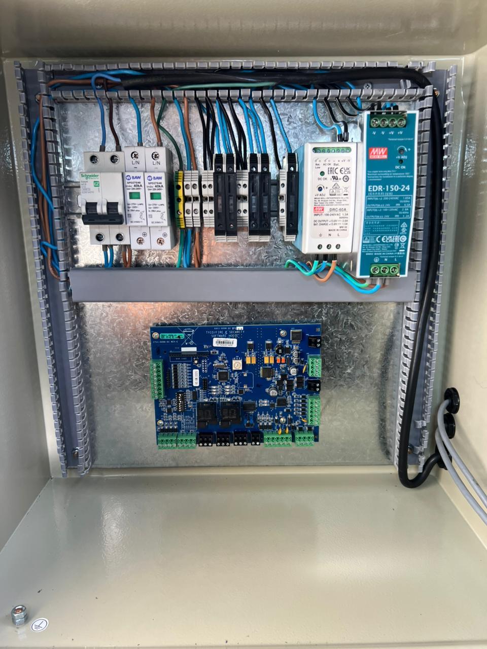Interior de gabinete con protecciones, fuente DC y placa de control