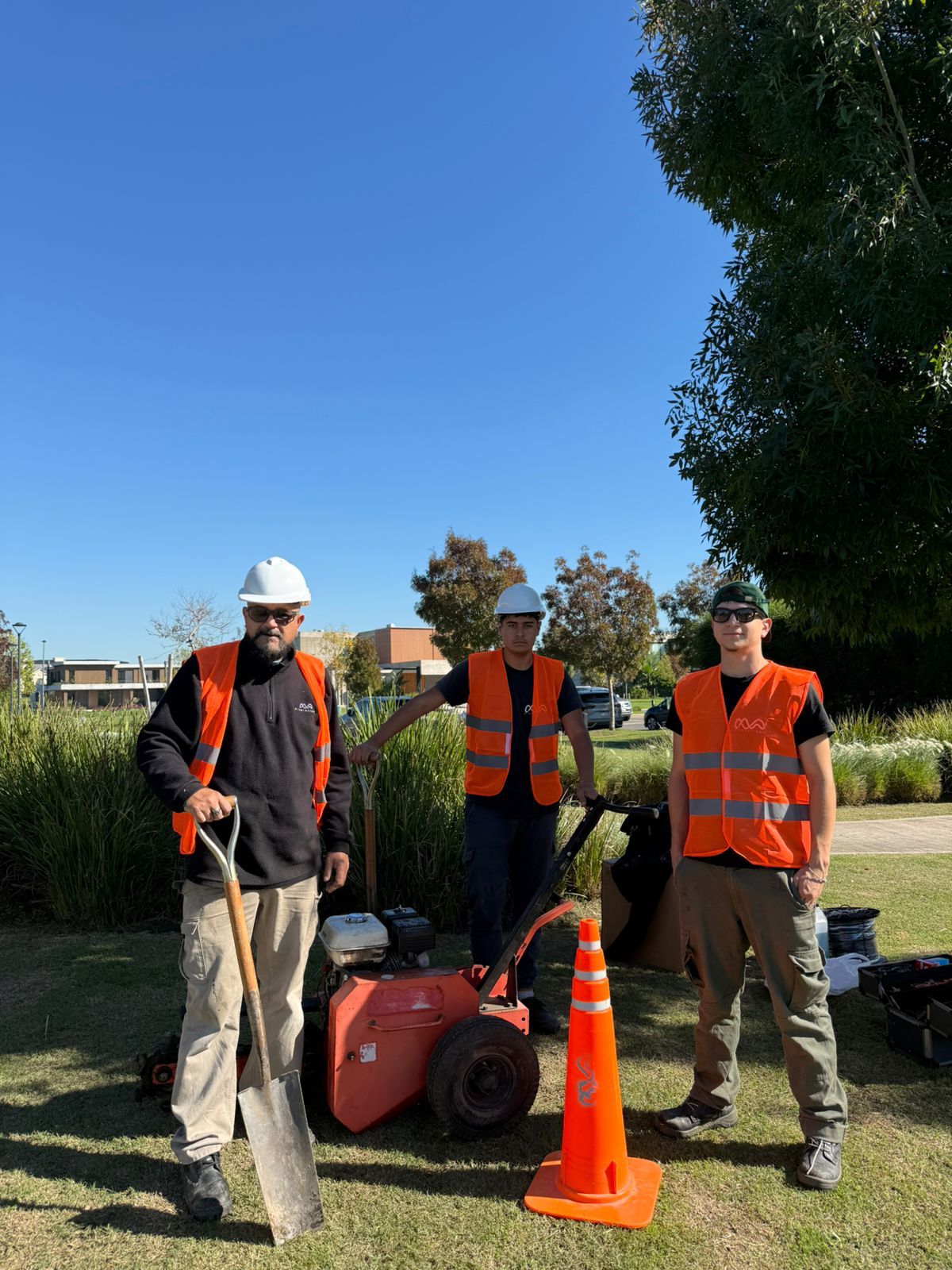 Equipo de B Solutions en obra de tendido en barrio privado